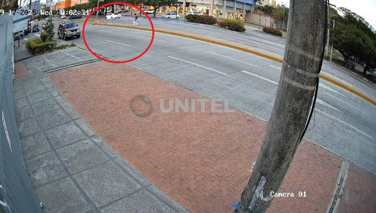 Cámara graba el momento que un auto pierde el control e impacta contra otro motorizado