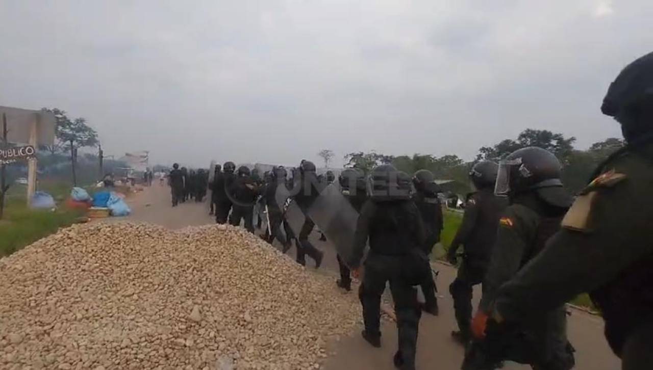 Policía desbloquea el Puente Ichilo y el lado cruceño de la nueva carretera queda despejado