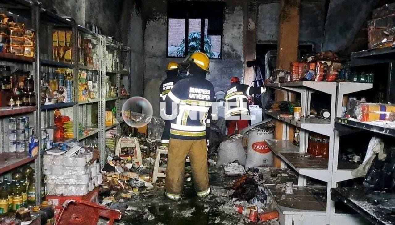 Incendio en una tienda de abarrotes deja a dos personas afectadas por el humo