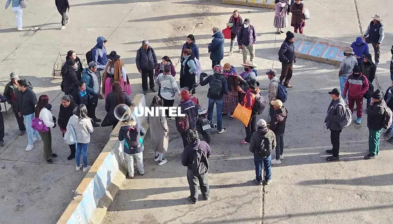 Video: Manifestantes rodean a un joven y amenazan con incendiar su motocicleta en el ingreso a la autopista 
