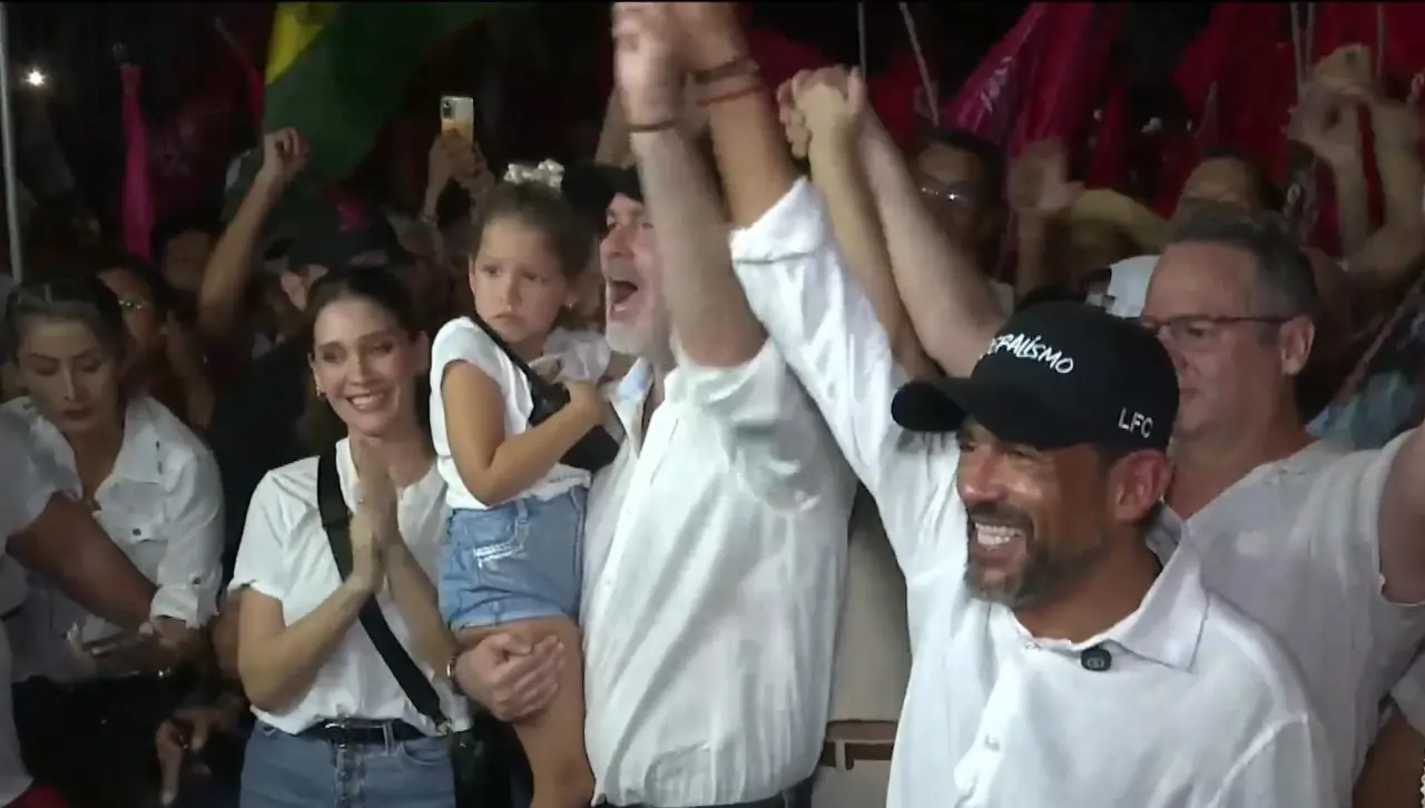 Camacho registra su candidatura en busca de la reelección en la Gobernación cruceña