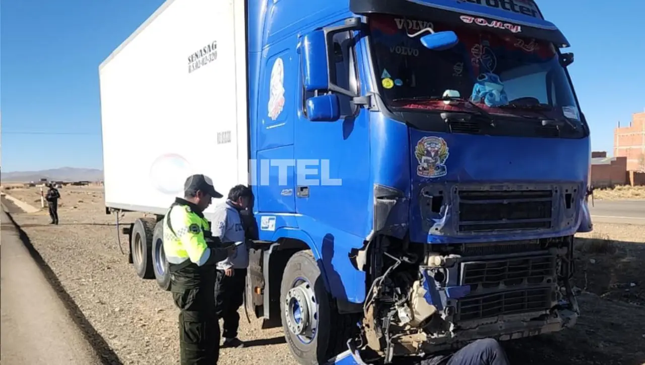 Colisión entre un camión y un minibús en Patacamaya deja dos fallecidas y un herido
