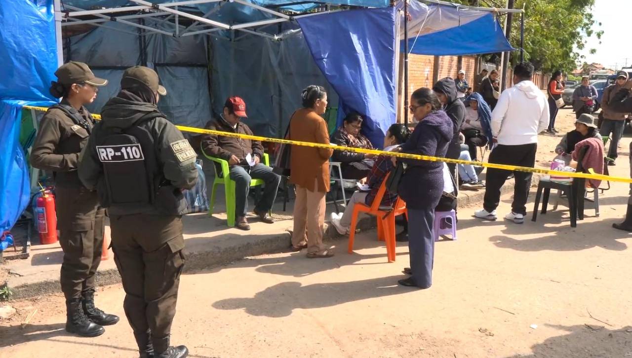 En medio de las investigaciones, comerciantes de Barrio Lindo esperan para ingresar y revisar su mercadería