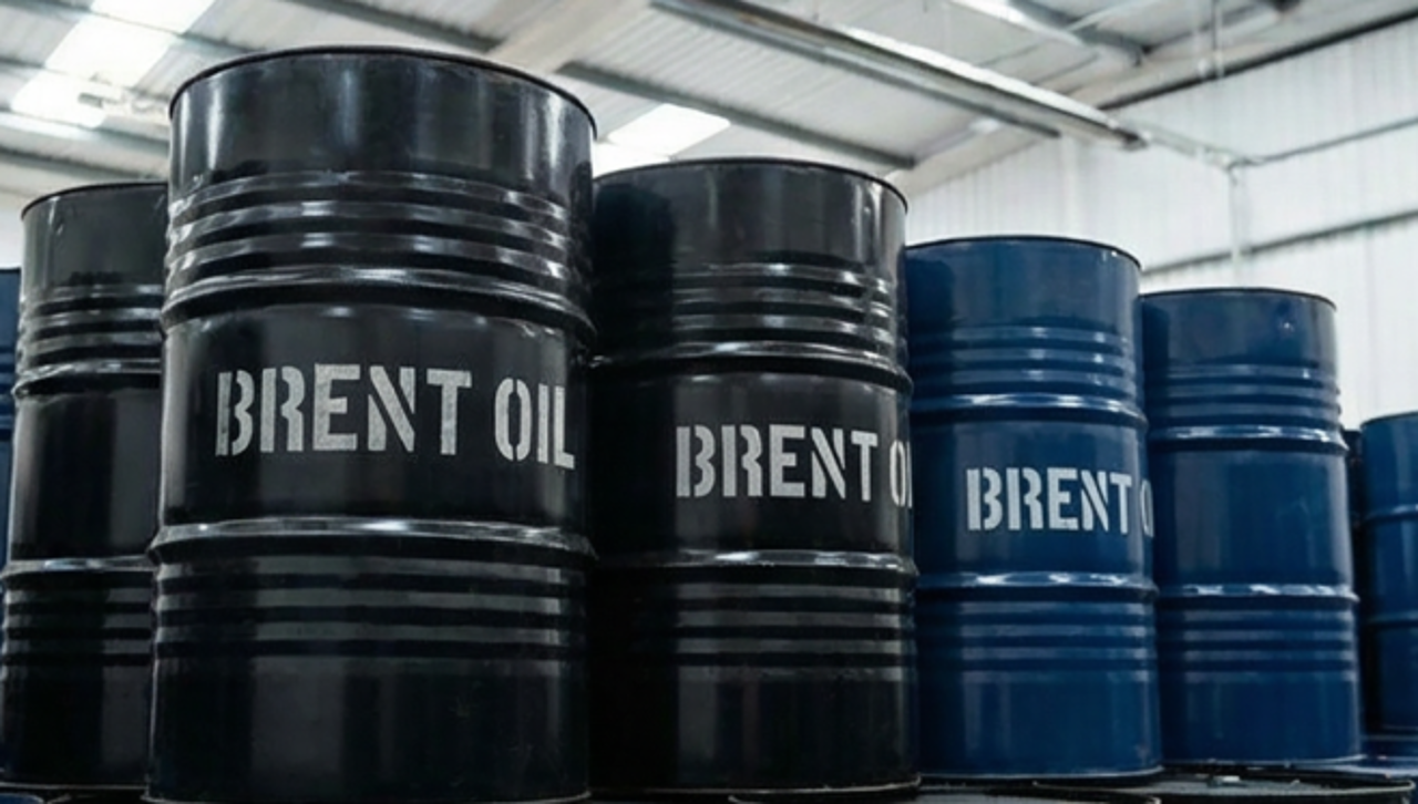 El barril de petróleo brent se mantiene estable casi en los 77 dólares pendiente de las negociaciones de paz