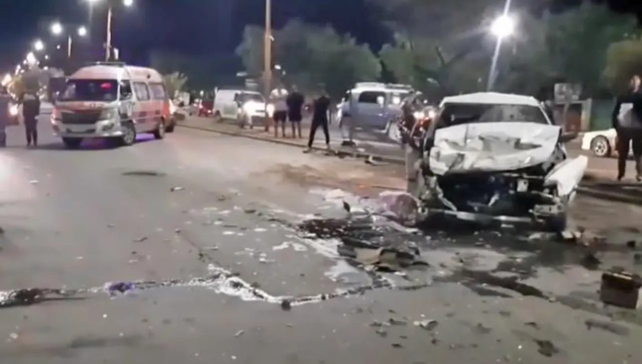 Auto chocó contra un vehículo que transportaba material electoral y afectó a camión que hacía fila por combustible