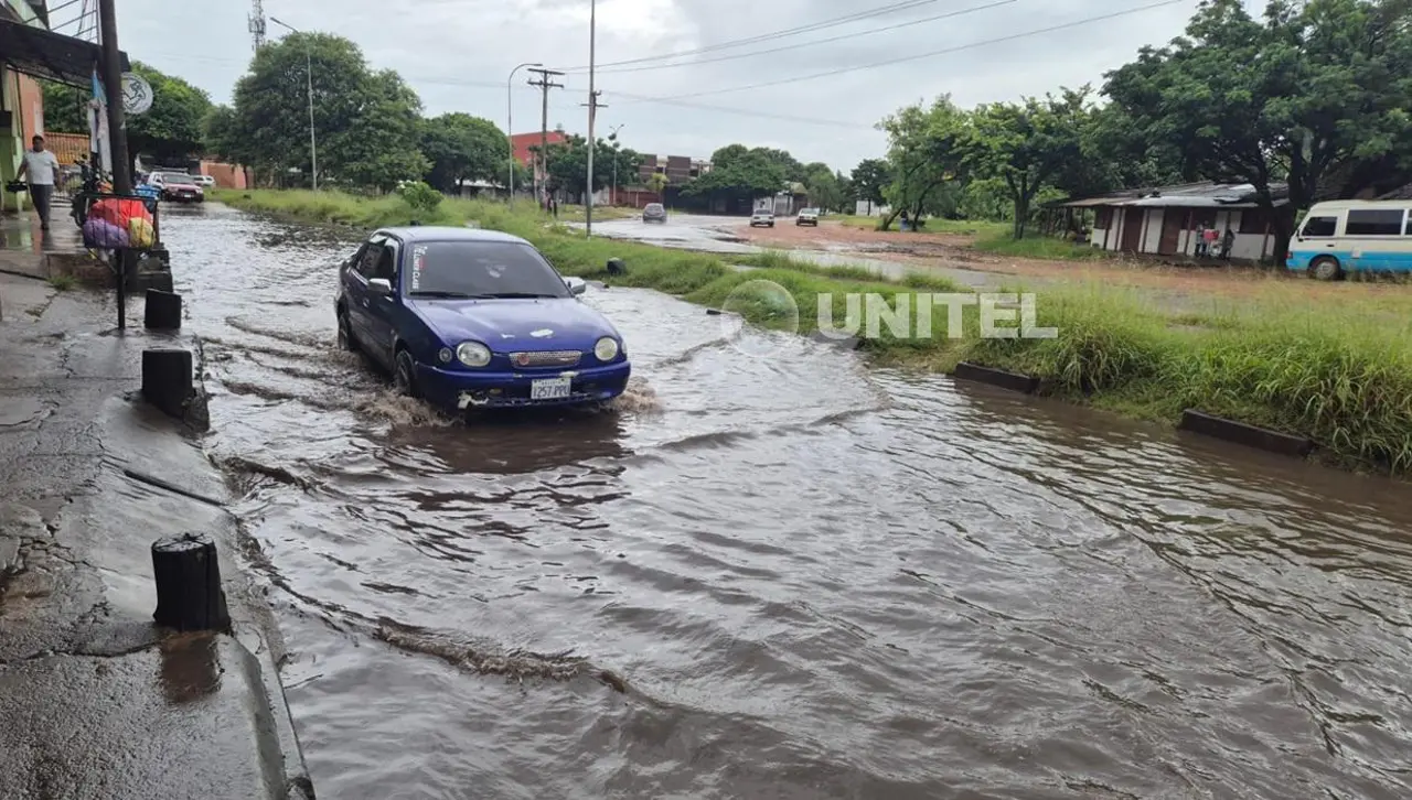 Lluvias inundan barrios y reducen el servicio de micros en la capital cruceña