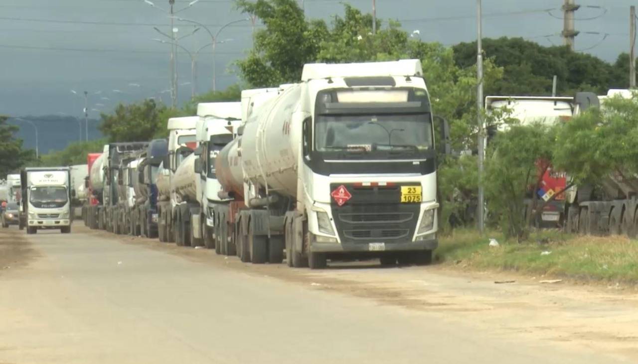Se registran largas filas de carros cisternas para cargar combustible en la refinería de Palmasola