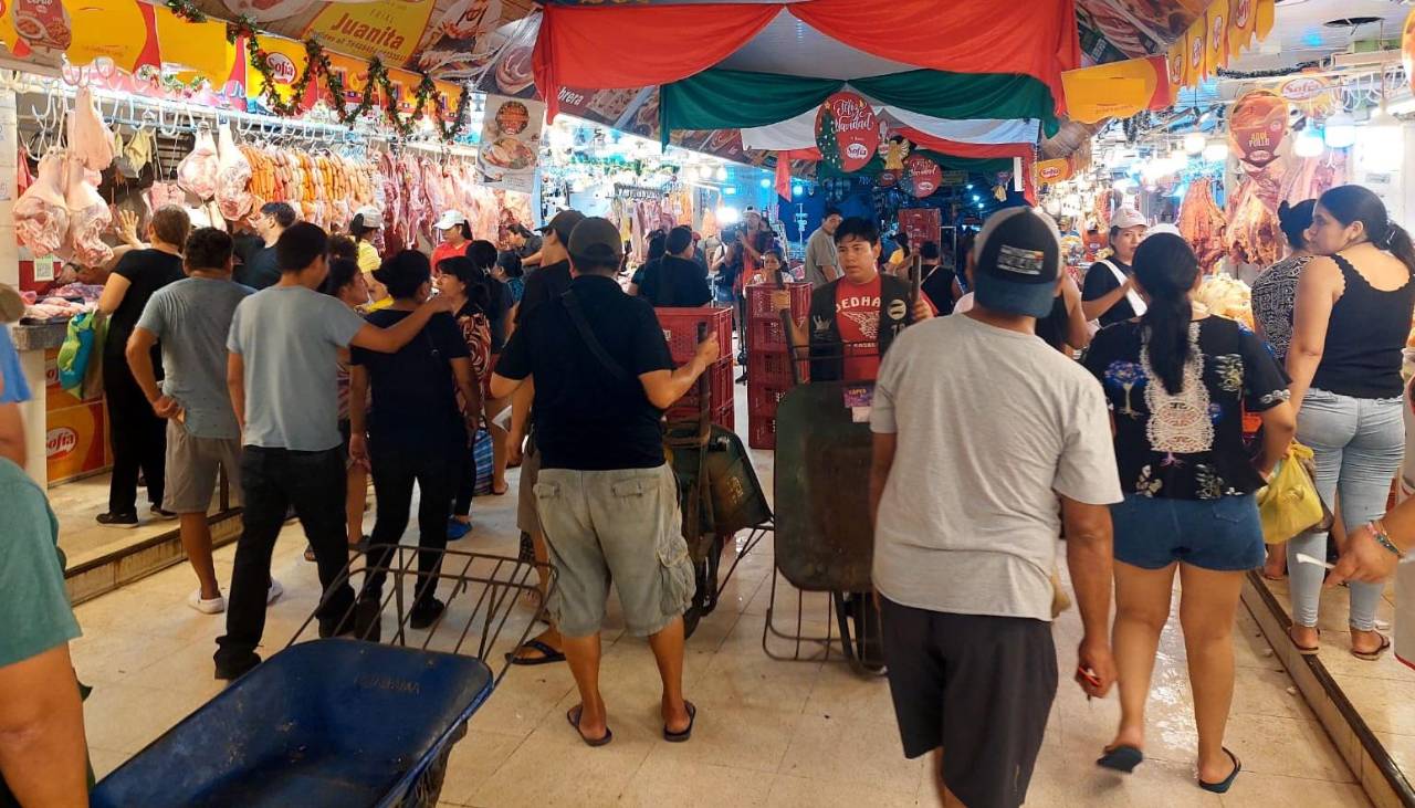 Se registra alta afluencia en mercados en las horas previas a la Navidad
