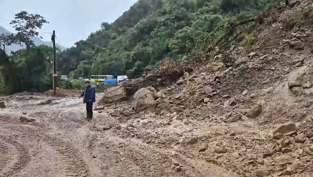 Nuevo derrumbe en la ruta nueva Cochabamba – Santa Cruz; transportistas denuncian retrasos por el estado de las vías