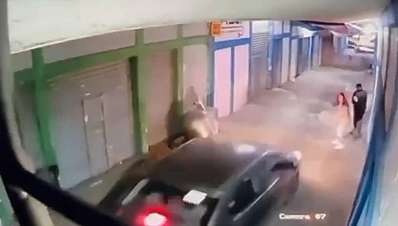 Video: Finge ser atropellada por su esposo al ser descubierta en situación comprometedora 