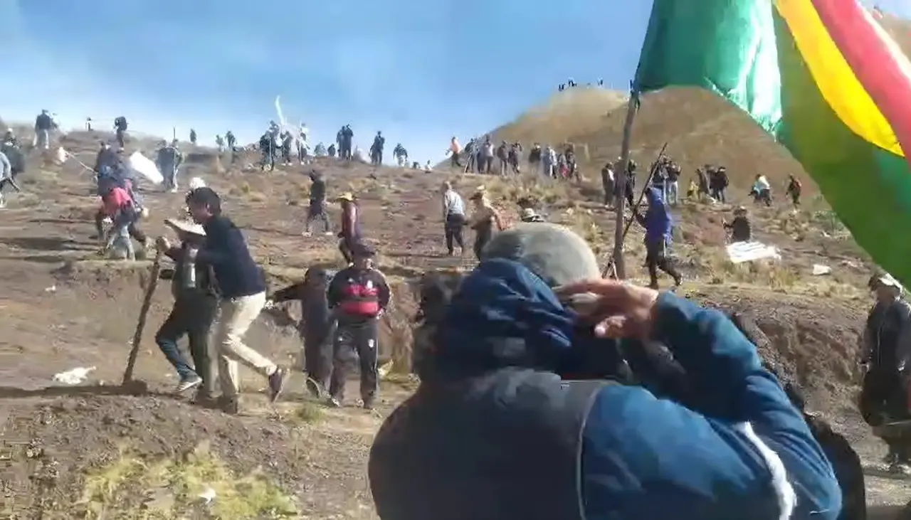 “¡Libertad para Llallagua!”: así recibieron los pobladores a la Policía que llegó para desbloquear vías