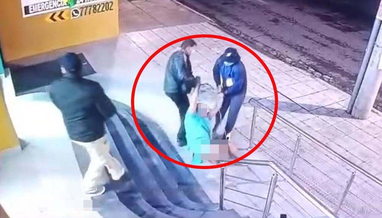 Video: Con bata y arrastrado, así fue sacado un hombre de una clínica donde estaba internado