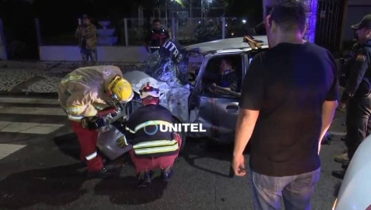 Aparatoso accidente deja dos personas heridas en el centro cruceño