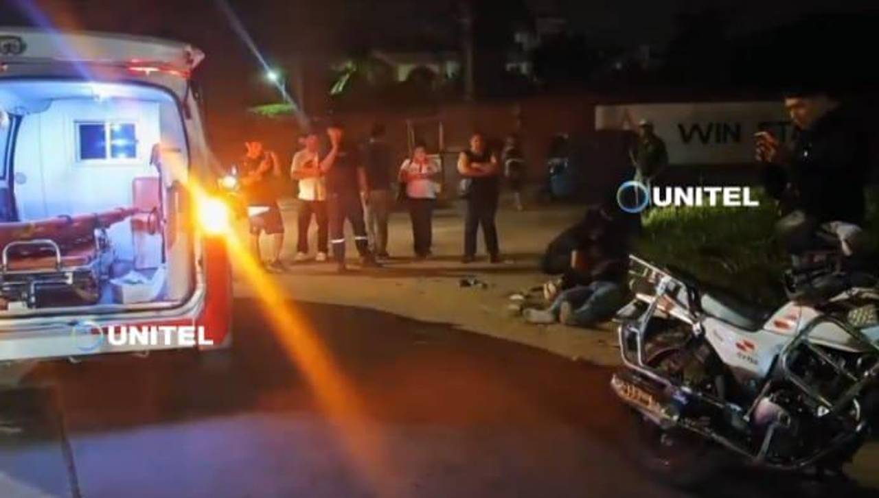 Pareja en motocicleta cae al pavimento después de pasar por un bache en la zona sur de Santa Cruz de la Sierra