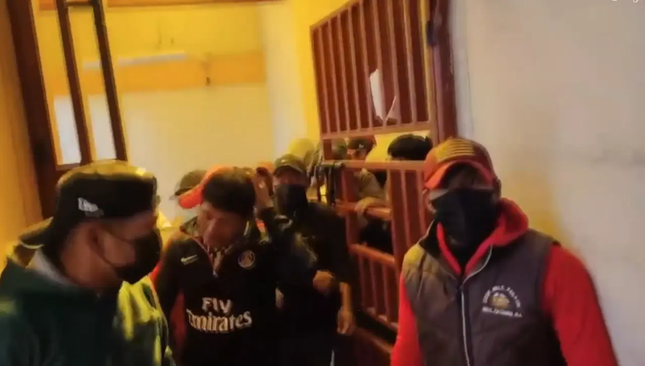 Potosí: Un funcionario quedó en terapia intensiva tras ataque de una turba a oficinas del Catastro, denuncia la Alcaldía