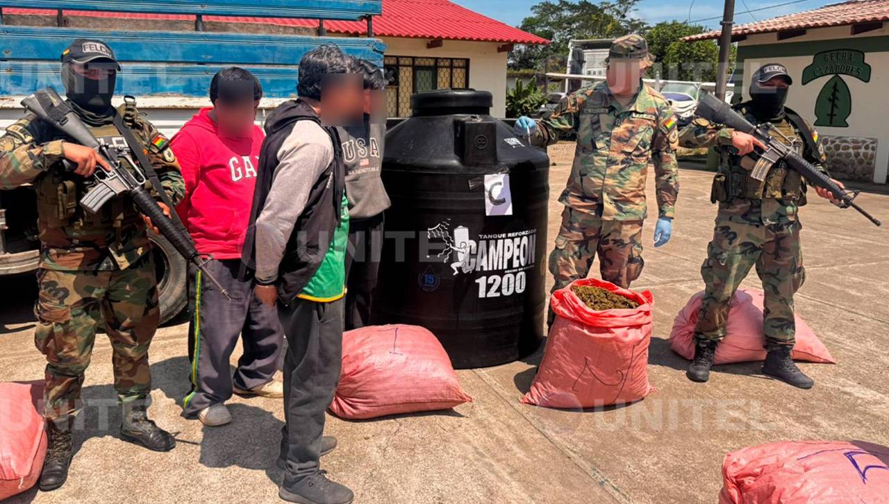Felcn aprehende a tres personas por llevar más de 300 kilos de marihuana ocultos en tanques de agua