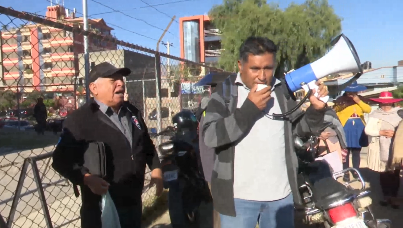 Cochabamba: Vecinos toman una subalcaldía en demanda de obras de agua potable y alcantarillado