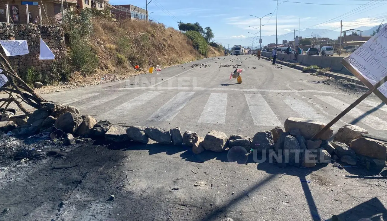 Pese al anuncio del evismo de “pausa humanitaria”, bloqueos persisten en las rutas de Cochabamba