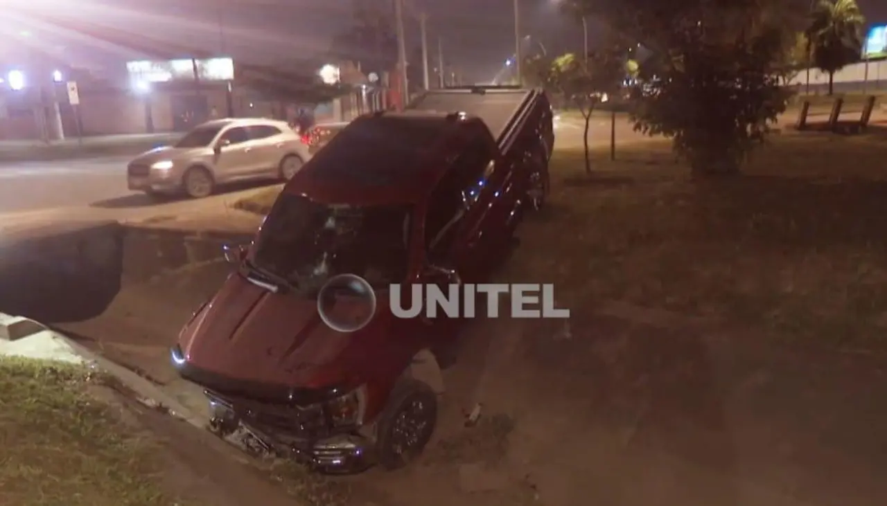 Camioneta cae a canal de drenaje y el conductor queda herido