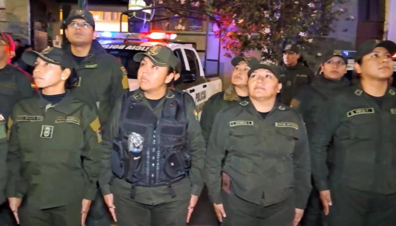 Policías riden homenaje a los cuatro efectivos asesinados en los bloqueos