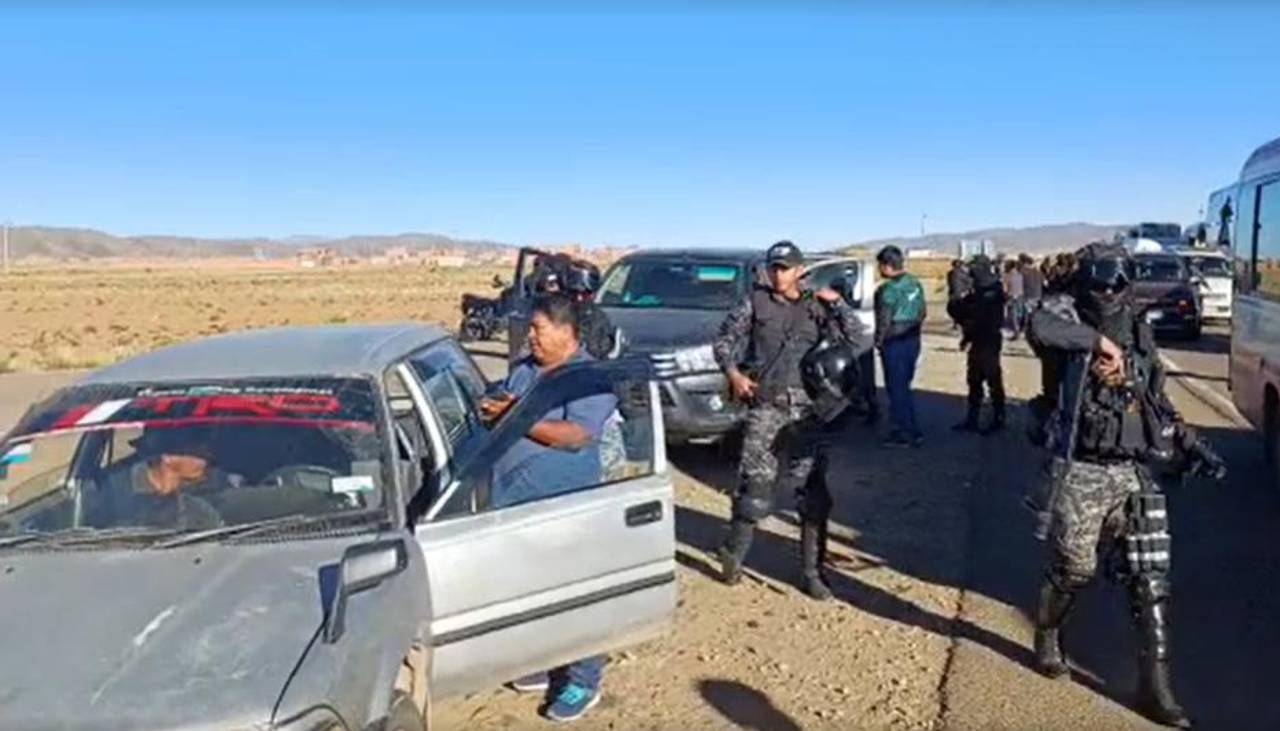 Policías requisan vehículos de la caravana evista en la carretera La Paz - Oruro