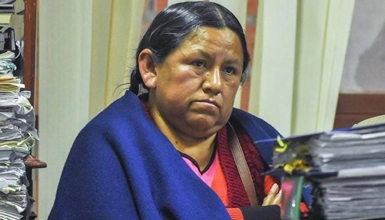 Reportan la aprehensión de la exministra Nemesia Achacollo