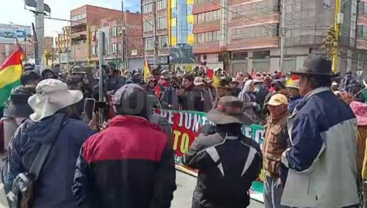 Un grupo de personas bloquea el ingreso al aeropuerto de El Alto e impide el paso de personas
