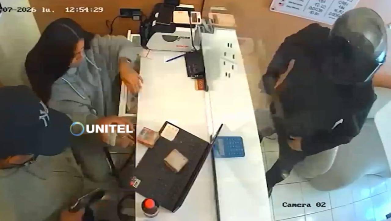 Cámaras graban el atraco protagonizado por dos hombres armados en una casa de cambio