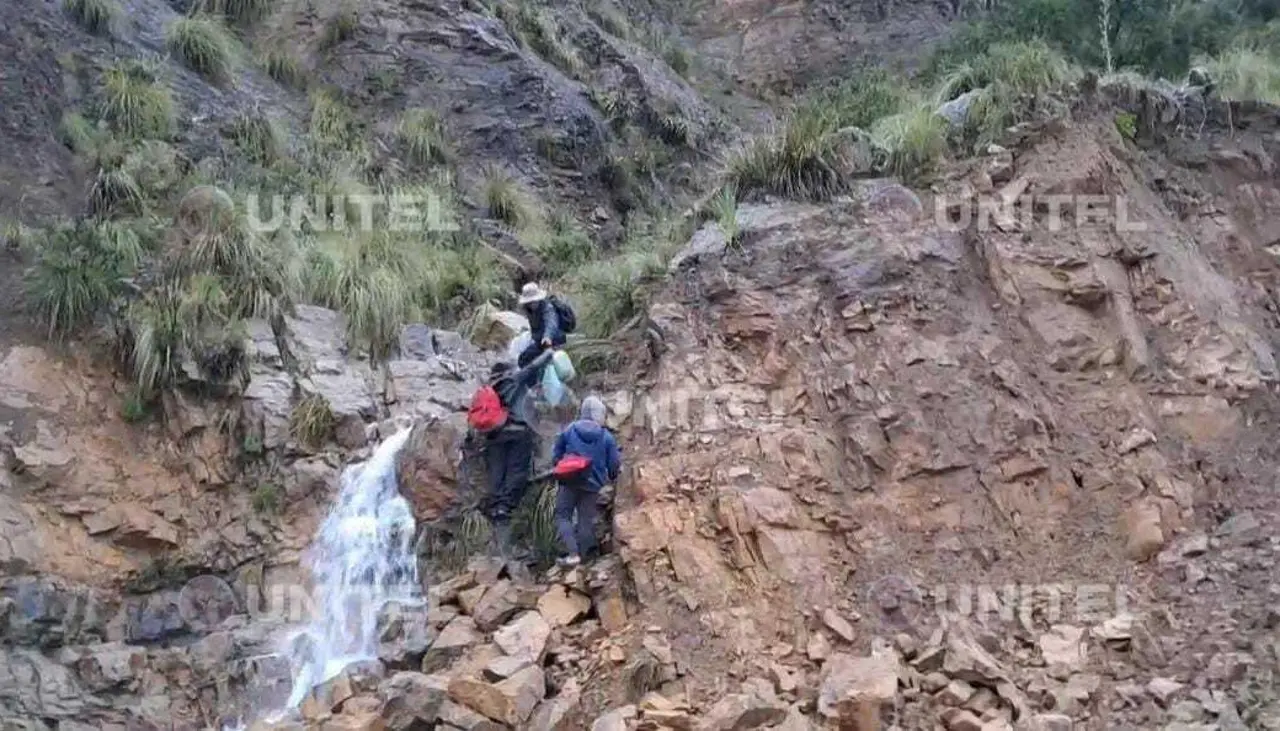 Cochabamba: Por deslizamientos en Bombeo, viajeros se arriesgan trepando el cerro para buscar transbordos