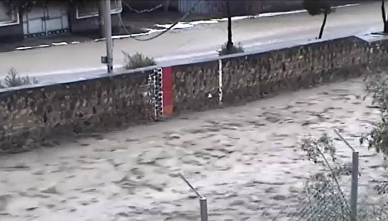 Alcaldía paceña despliega brigadas en zonas afectadas por la inundación y el granizo