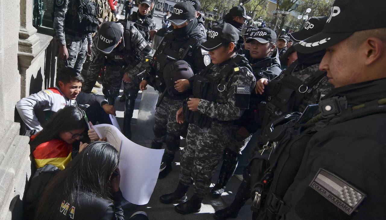Protesta en plaza Murillo: Gasifican a deportistas que exigían el pago del programa Bicentenario
