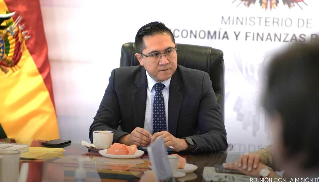 Ministro de Economía dice que recortes del Estado rondan los Bs 8.000 millones en lo que va de año