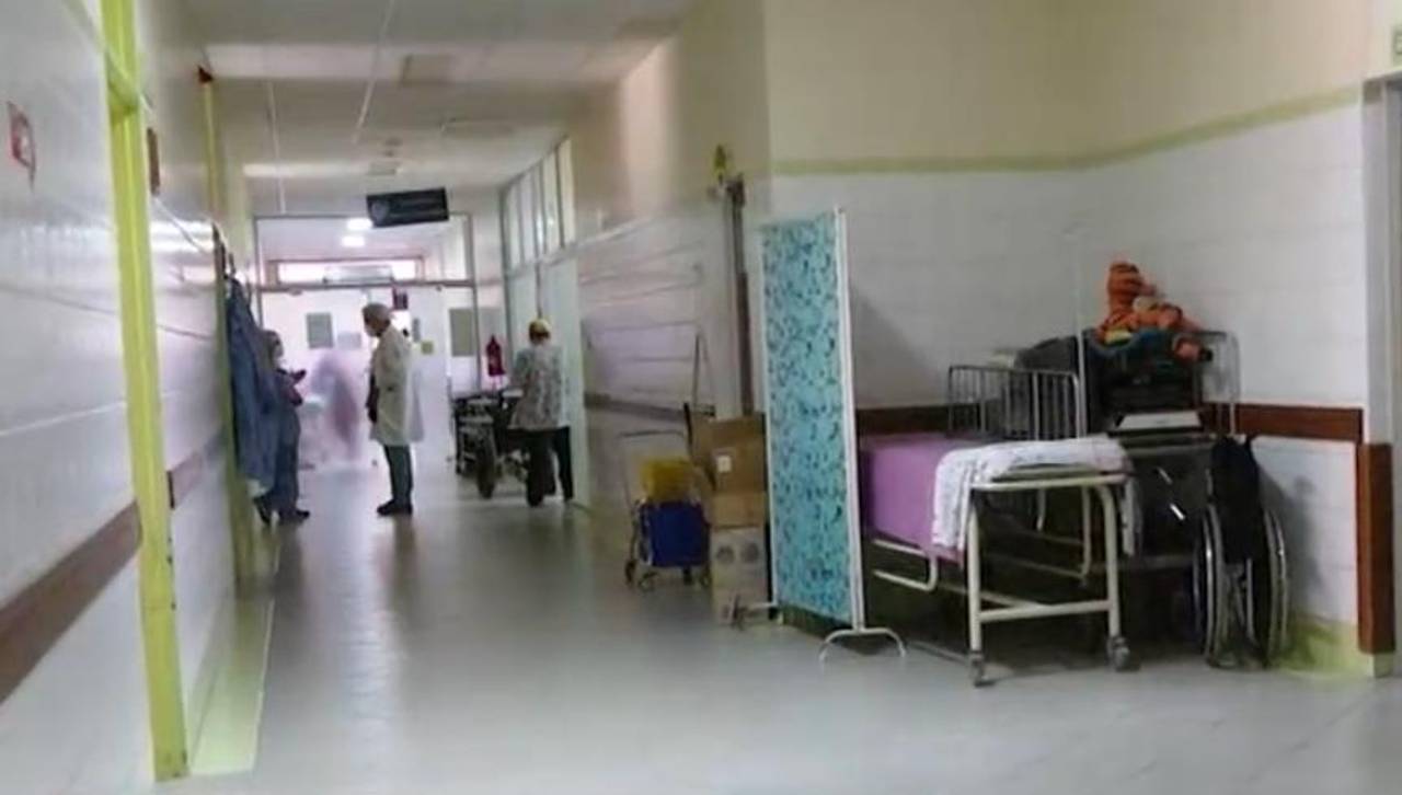 Una niña que jugaba en la calle fue atacada por un perro que salió corriendo desde el segundo piso de una vivienda