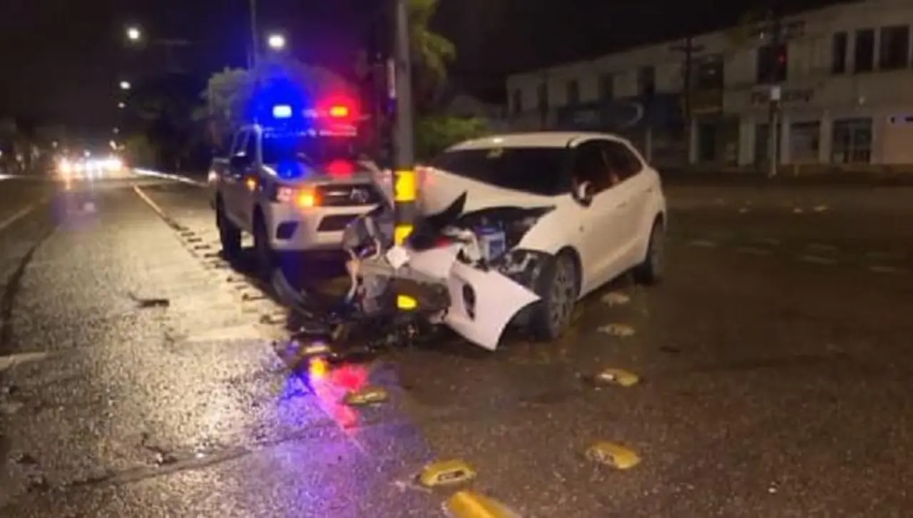 Conductor en presunto estado de ebriedad choca contra un poste y destruye la parte frontal del motorizado