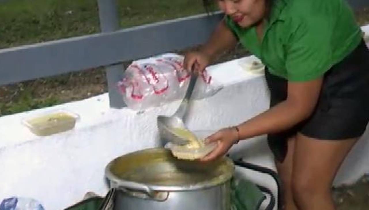 “Sopita de maní por la llegada del gobernador”, una mujer reparte comida a la espera de Camacho