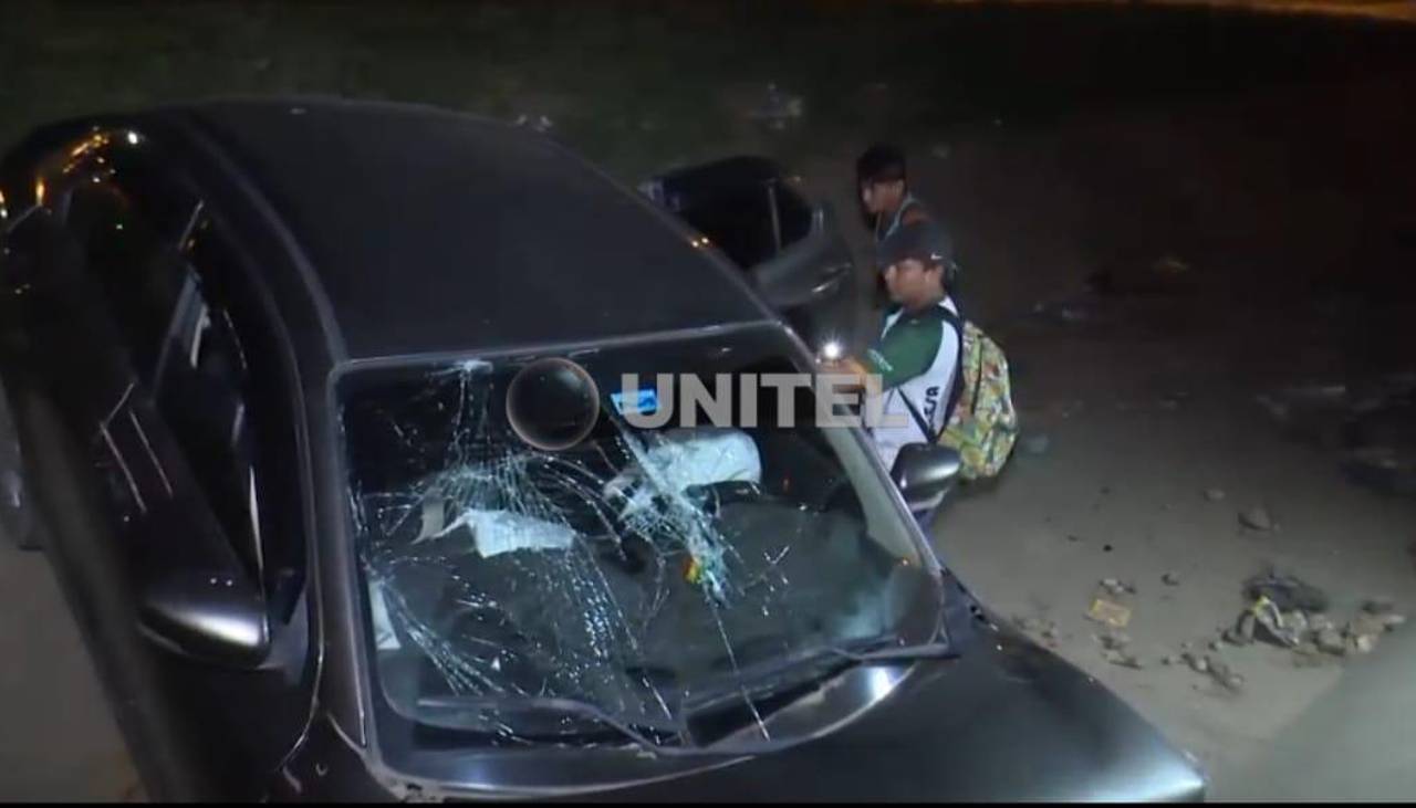 Un auto cae a un canal de drenaje y se presume que el conductor estaba ebrio