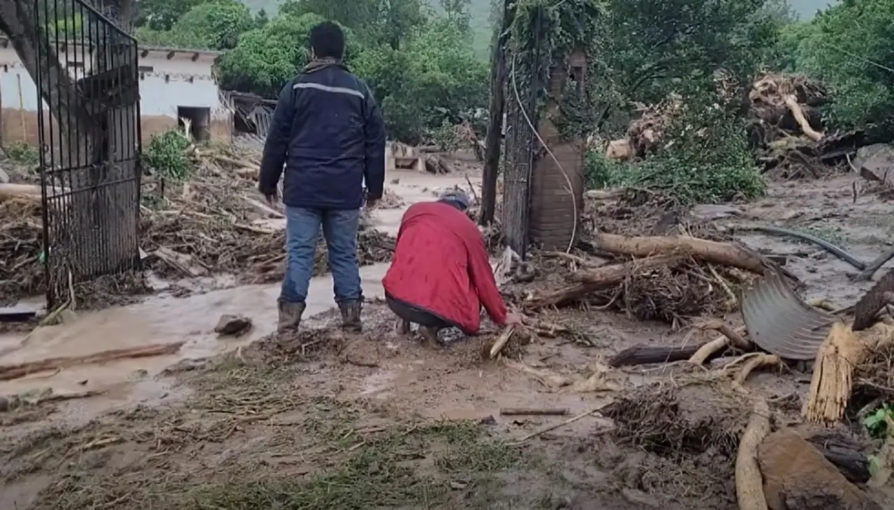 Destrucción por lluvias: Hombre llora ante la desaparición de su madre y el colapso de su casa