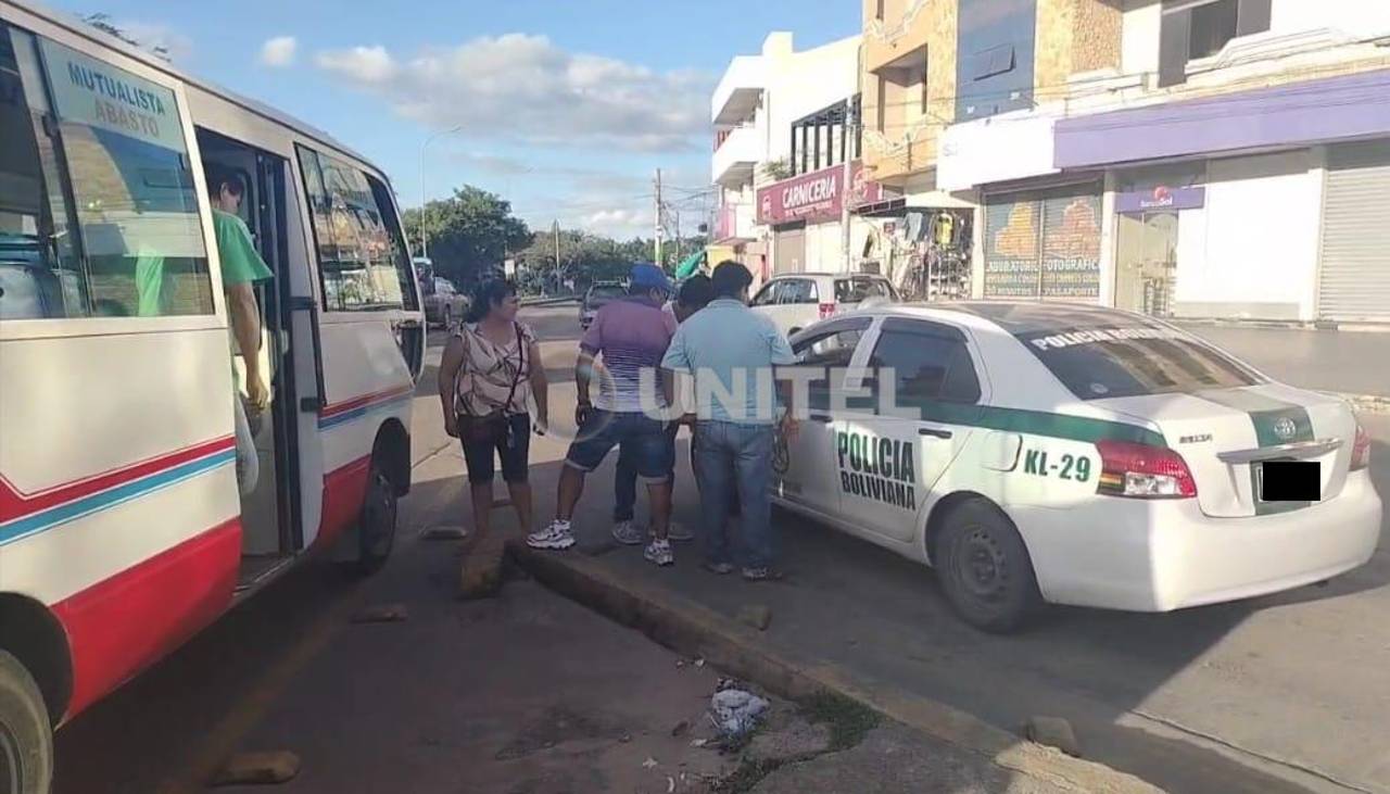 Micrero protagoniza un accidente en Santa Cruz; hay varios heridos 