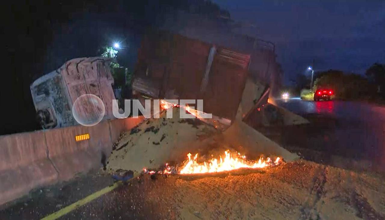 Conductor muere tras ser chocado por un camión, que luego ardió en llamas