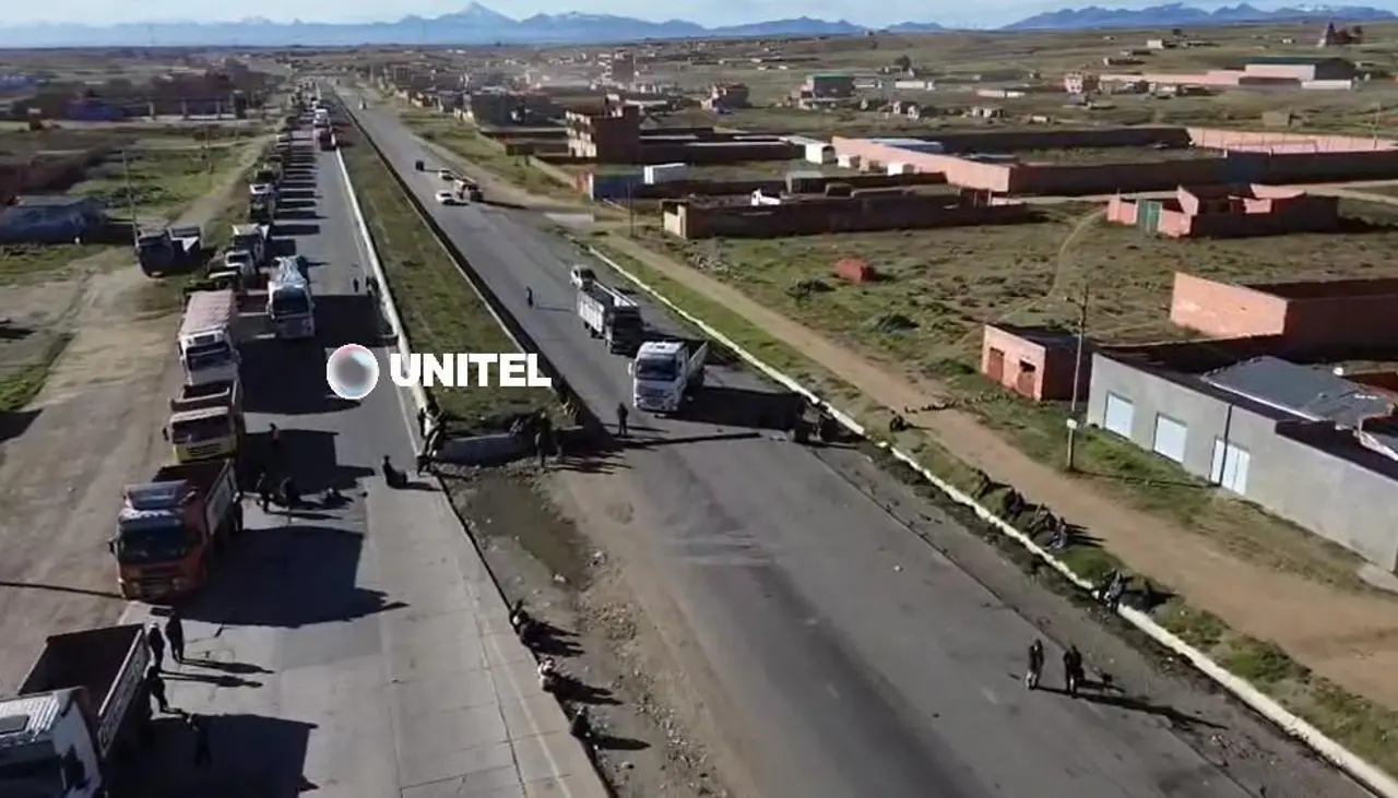 Instalan bloqueo en la ruta La Paz-Oruro; transportistas dicen que llevan dos días aguardando por diésel 