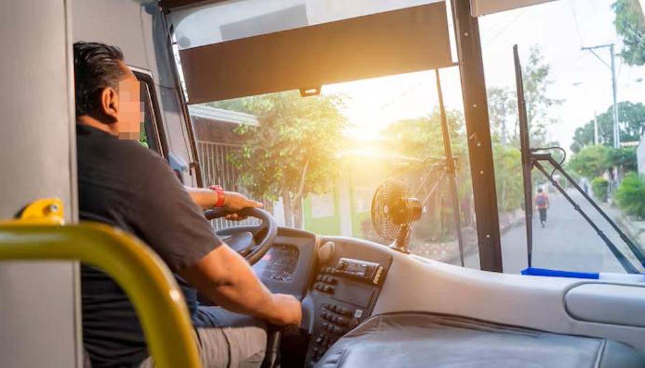Chofer de transporte público recorre la ciudad tocando bocina al ritmo de un tema musical 