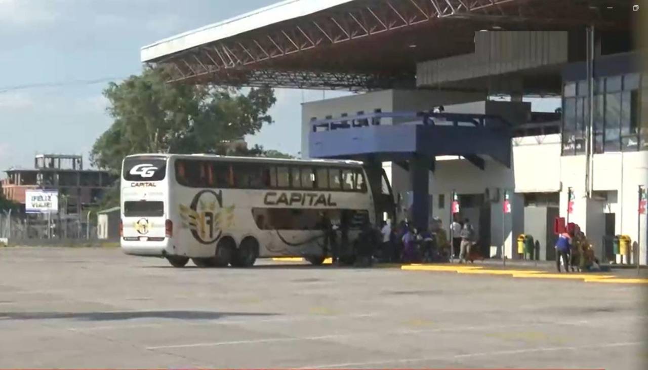 Viajes de última hora y filas por combustible marcan la previa del balotaje de este domingo