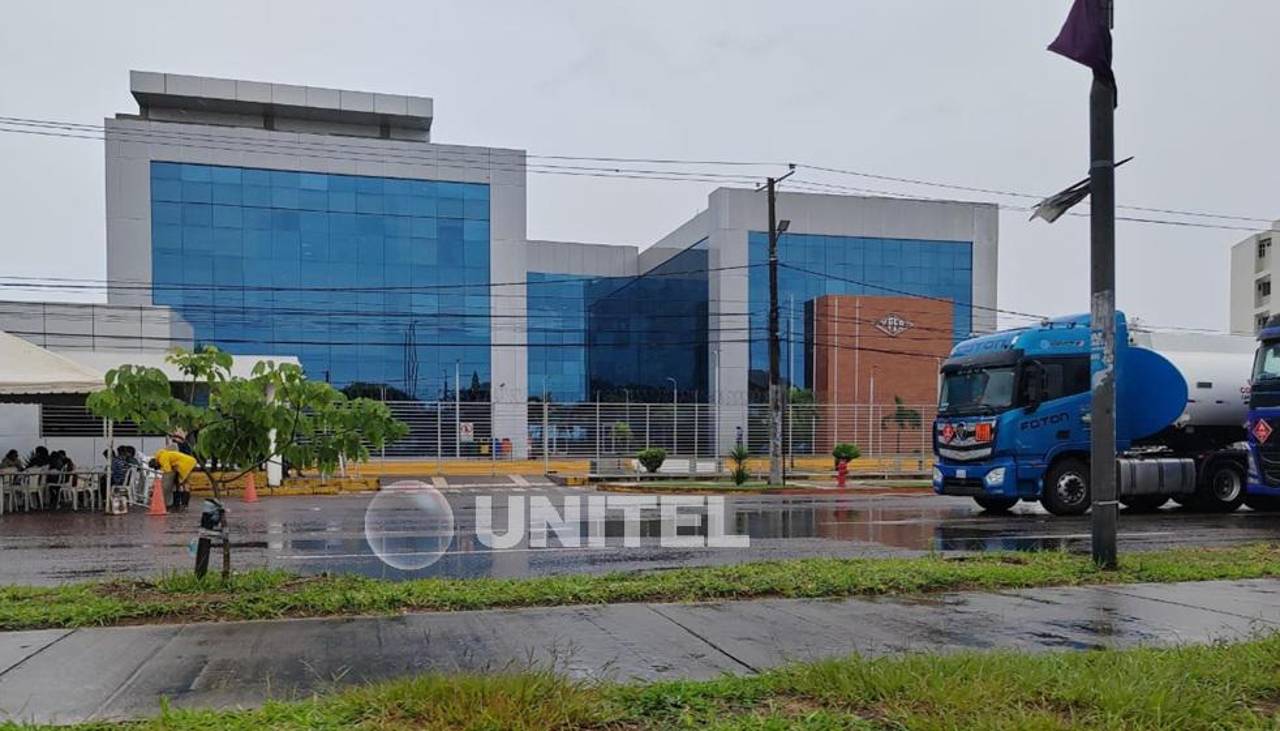 Cisterneros protestan en puertas de YPFB y piden negociar contratos con el nuevo Gobierno
