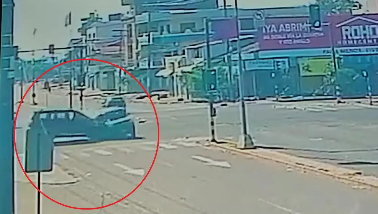 Video capta el momento del choque entre dos autos en los que están involucrados un bombero de la Policía y un militar