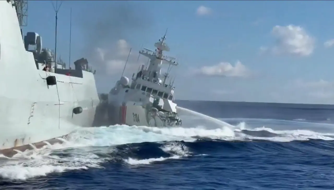 Video: Dos buques chinos chocan cuando perseguían a un navío filipino en el mar Meridional