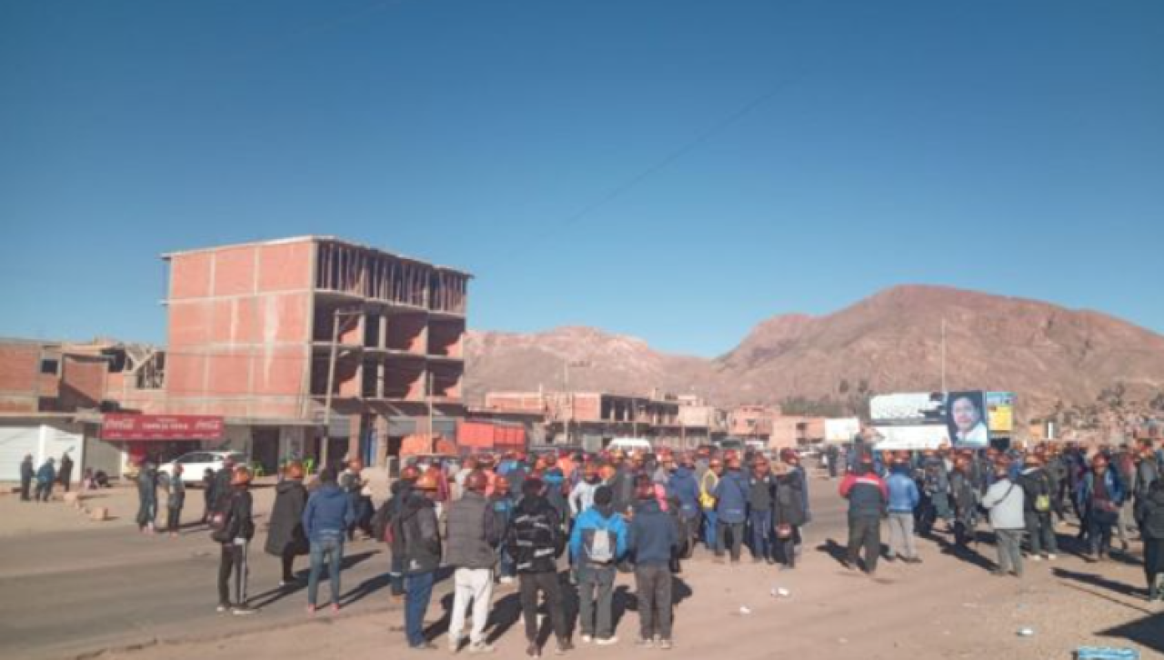 Policía reporta bloqueo en la vía Potosí - Sucre, cooperativistas exigen la construcción de una carretera 