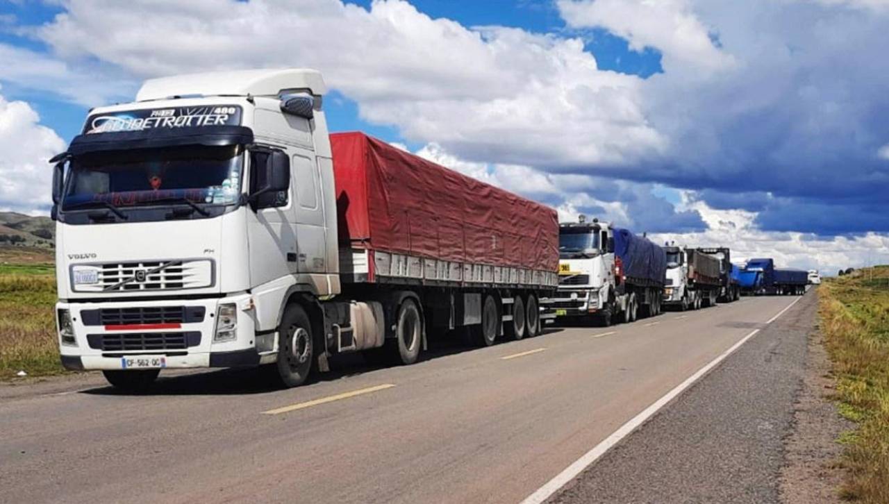 Transporte pesado de Oruro advierte con paro indefinido; exige que se levanten los bloqueos y combustible