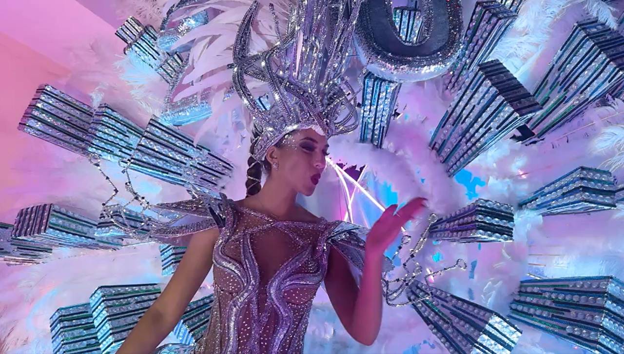 La Reina del Carnaval cruceño brilla en la última precarnavalera del 2025 