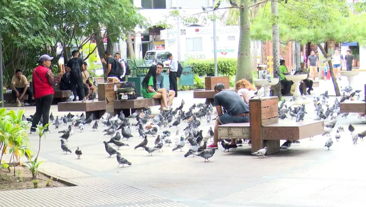 Turistas visitan el centro cruceño durante el Lunes de Carnaval