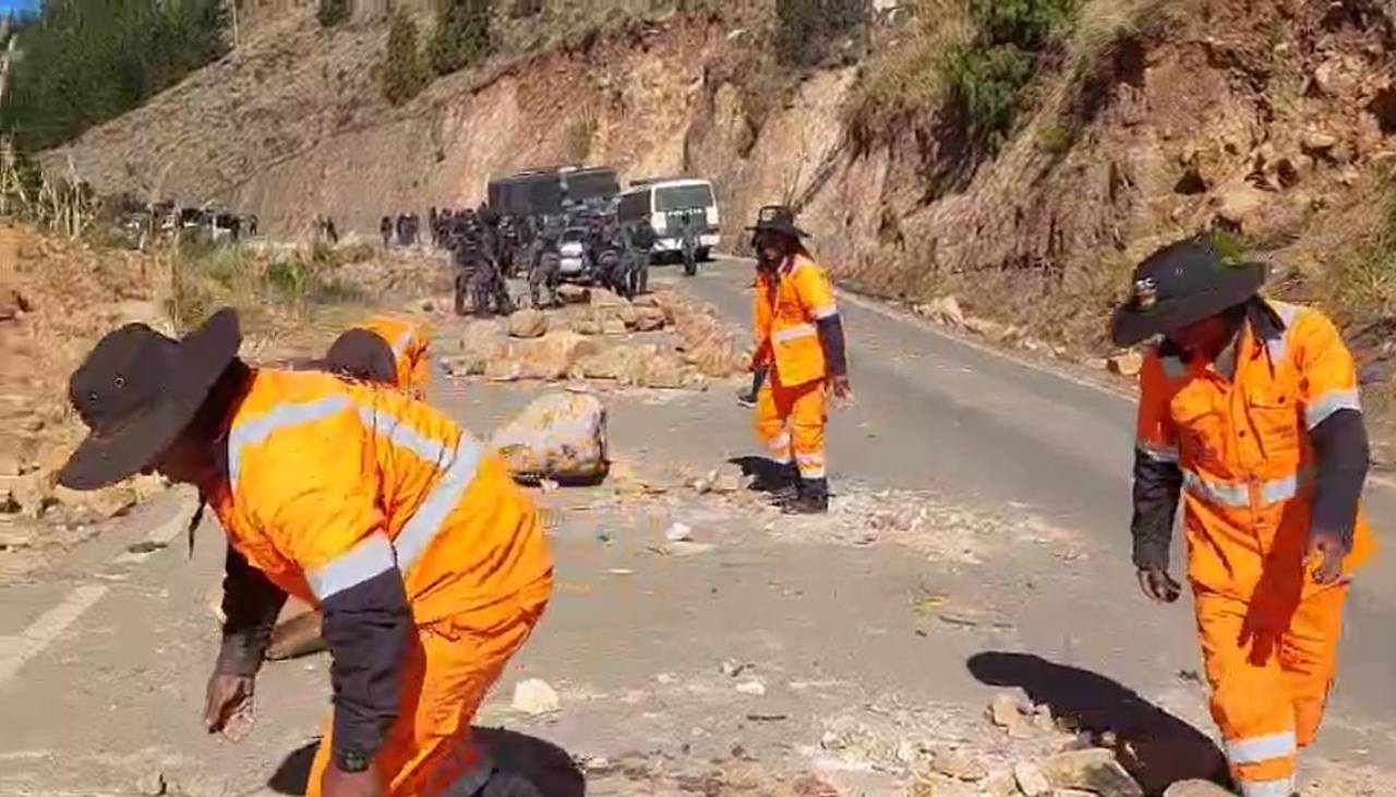 Ruta Cochabamba-Sucre quedó despejada tras la intervención de las fuerzas del orden, según reporte